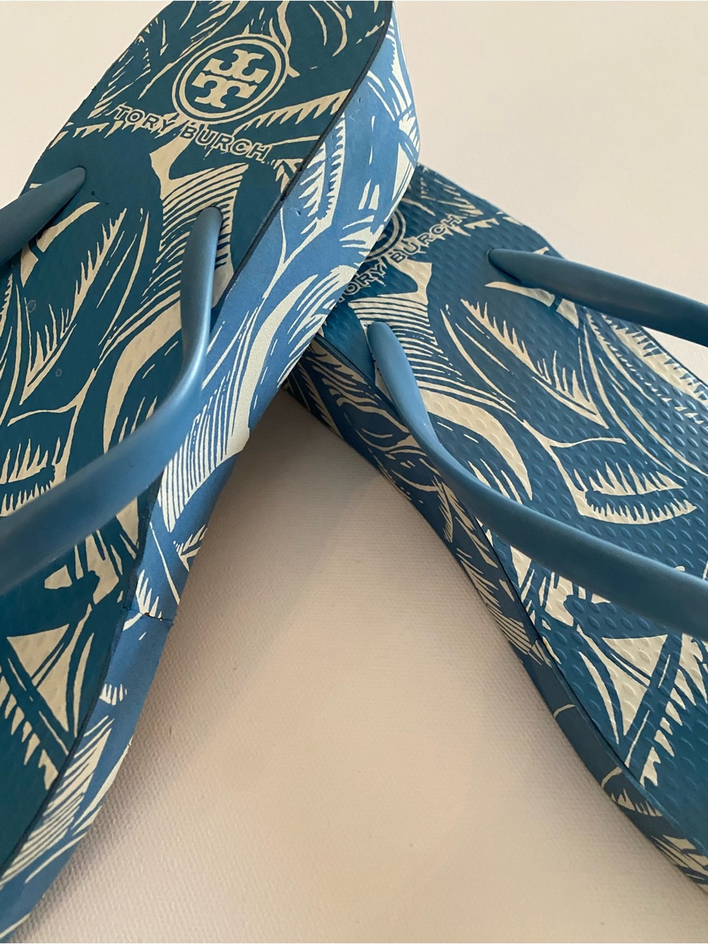 Tory Burch Blue Tropical Print Platform Flip Flop Sandals, Size 8 - Picture 3 of 9